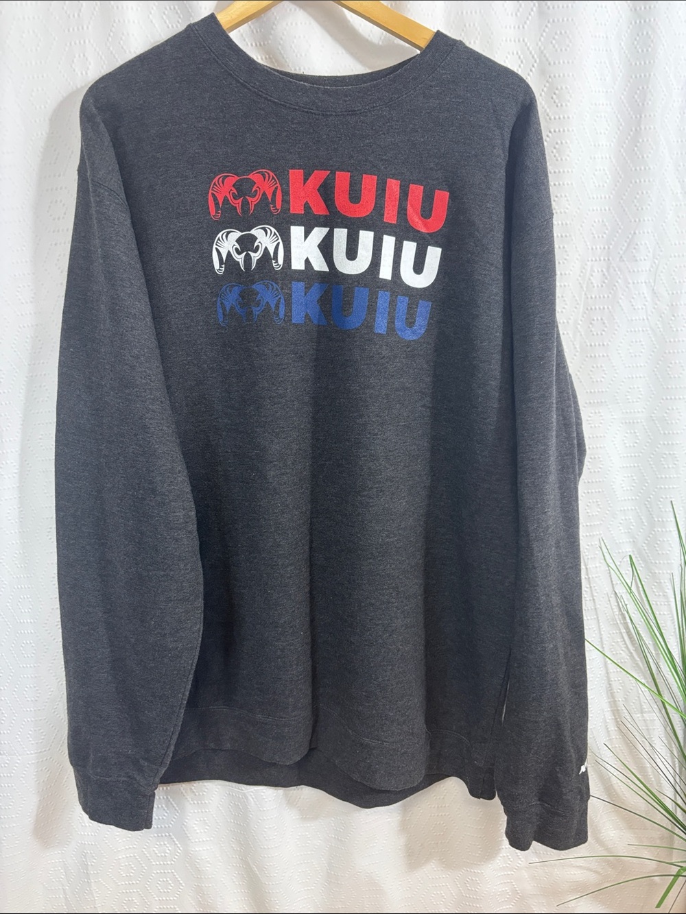 KUIU Sweatshirt Mens Medium Dark Gray Crew Neck Pullover Long Sleeve Logo